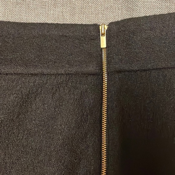BANANA REPUBLIC Black Wool Skirt with Gold zipper, size 8. EUC. - Picture 3 of 9